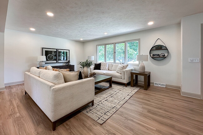 Photo - 922 N 122nd St