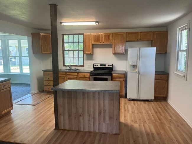 Building Photo - Small town living! Rental