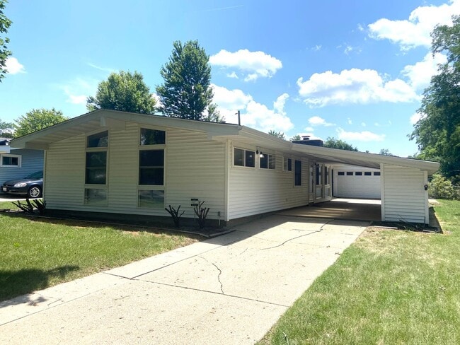 Building Photo - COMINF SOON. 11/14.  Beautiful 3 Bedroom, ...