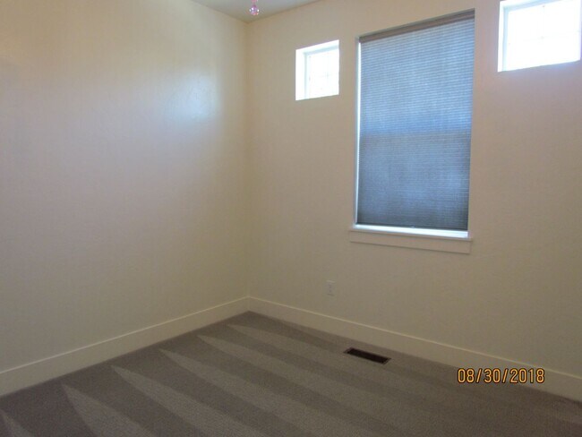 Photo - Beautiful 3 bed 2 bath in the popular Paramount community