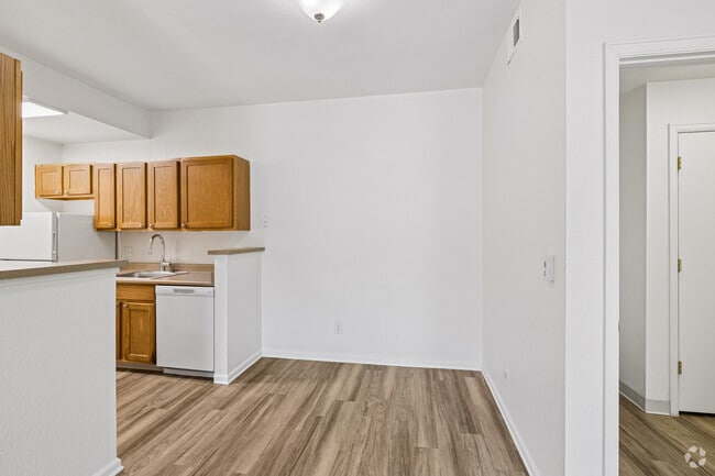 1BR, 1BA - 695SF - Dining Room