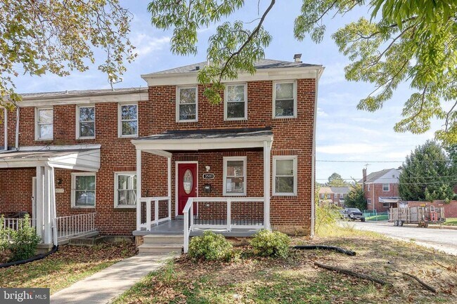 Building Photo - Welcome to this beautifully renovated 4bd 2bth end-of-group townhome in Baltimore!