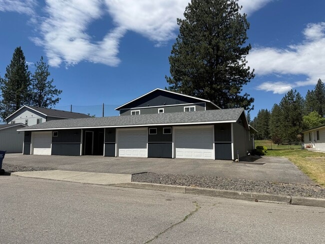 Building Photo - 1877 Fairway Dr Unit 3