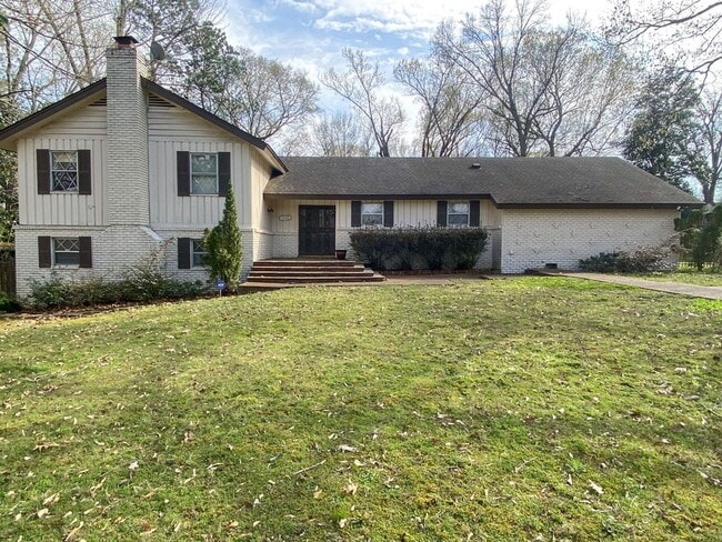 Building Photo - 4 bed, 2.5 bath home in East Memphis near CBHS, Shelby Farms, and Baptist Hospital