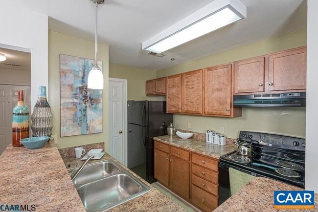 Building Photo - 200 Lake Club Ct