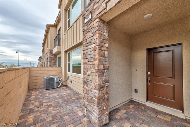 2553 Venetia Pointe St