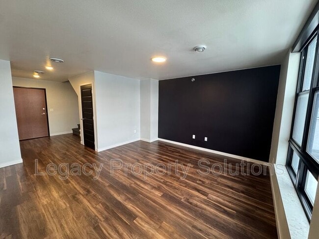 Photo - 208 E Greenfield Ln