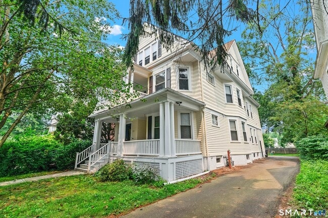 Building Photo - 253 W Elm St Unit 2