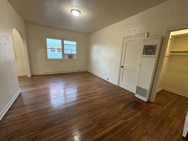 Photo - Walnut Manor