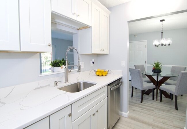 Building Photo - 22 Maple Crest Cir Unit E