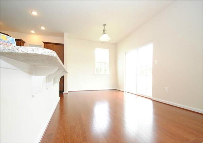 Dining area - 5918 Gambrill Cir
