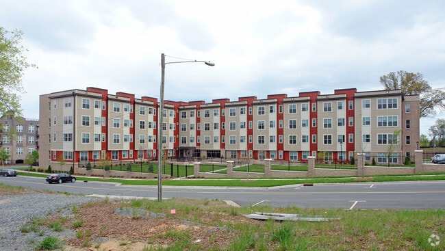 Building Photo - 940 Brevard