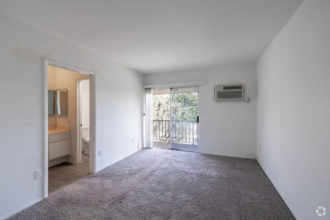 1BR, 1BA - 638SF - Bedroom