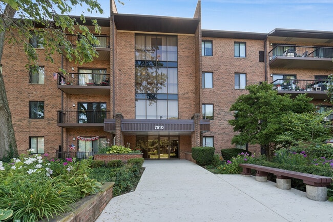 Building Photo - 7510 Farmingdale Dr Unit 210