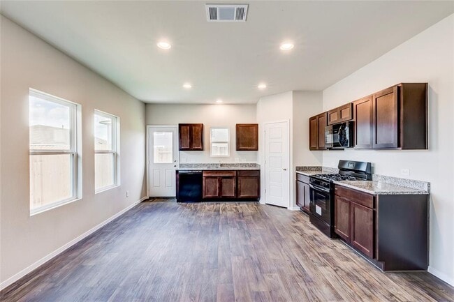 Photo - 274 Jade St