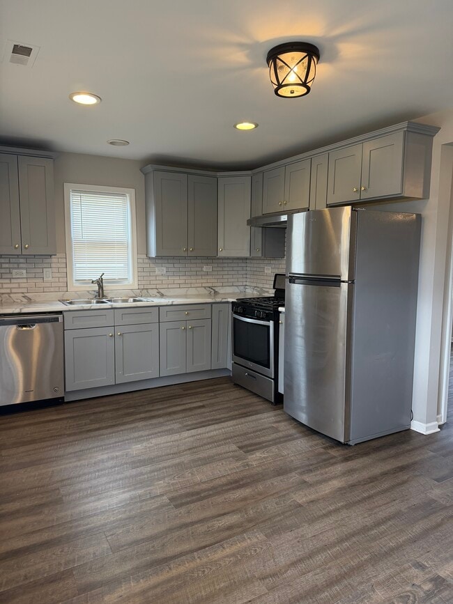 Photo - 545 E Division St