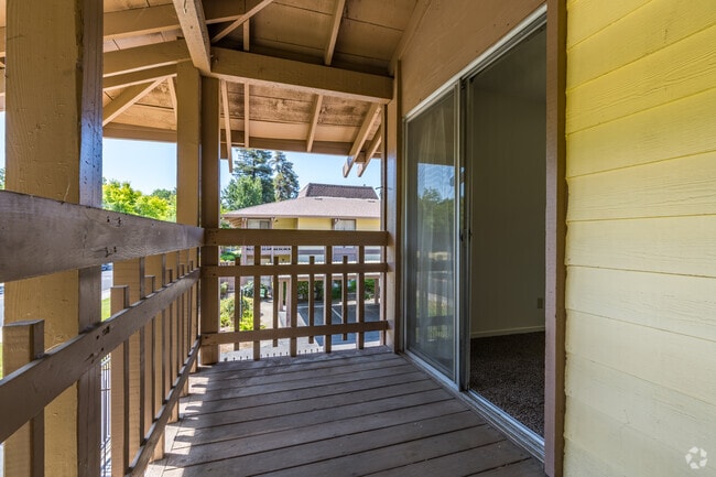 3BR, 1.5BA - 1,400SF - Balcony