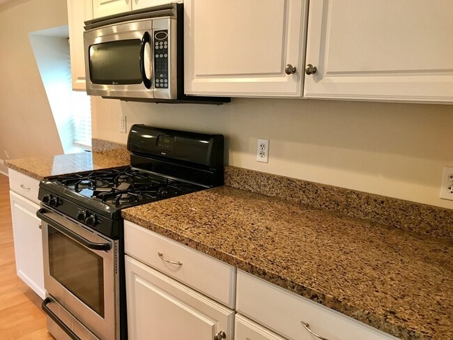 Building Photo - 674 Main St