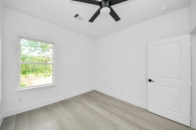 Photo - 8218 Lawler St