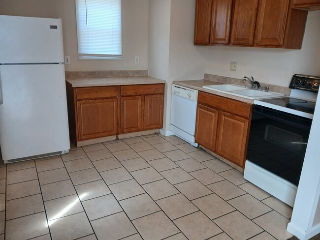 Building Photo - 709 S Poplar St Rental