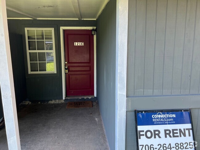 Building Photo - 2 bed 1 bath duplex Rental