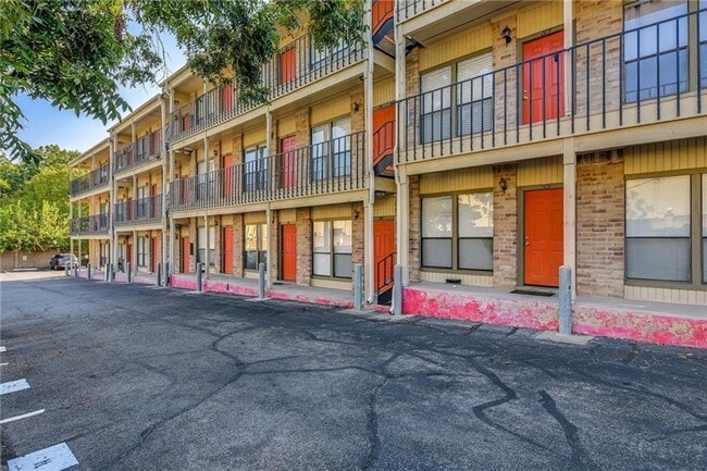 Building Photo - 1/1 Apartment Walking Distance to Shops an... Unit 102