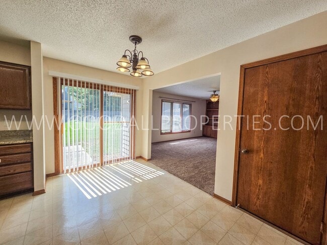 1104 Prairie View Dr