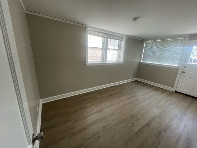 Photo - 5202 W Ainslie St