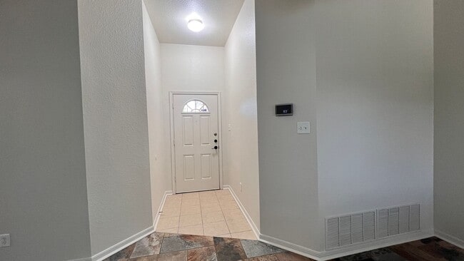Building Photo - Newly Remodeled 4 Br 2 Bath off Stan Schlu... Rental