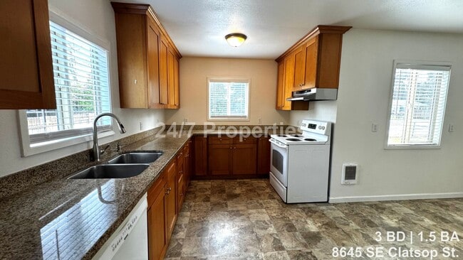 Photo - Bright 3BD I 1.5BA Home w/ Large Yard - SE Portland