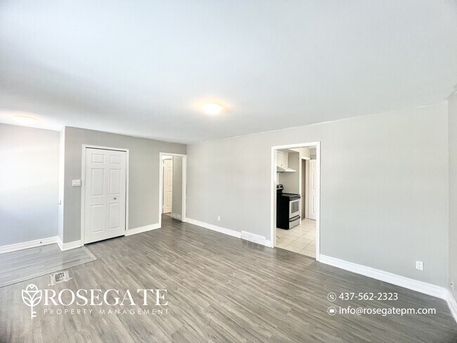 Photo - Spacious 3-Bedroom Main Level Apartment with Parking in London, Ontario Unité 1