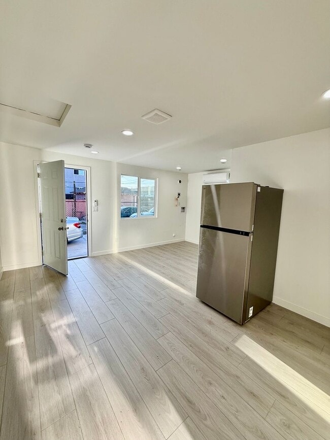 845 1/2 W 76th St