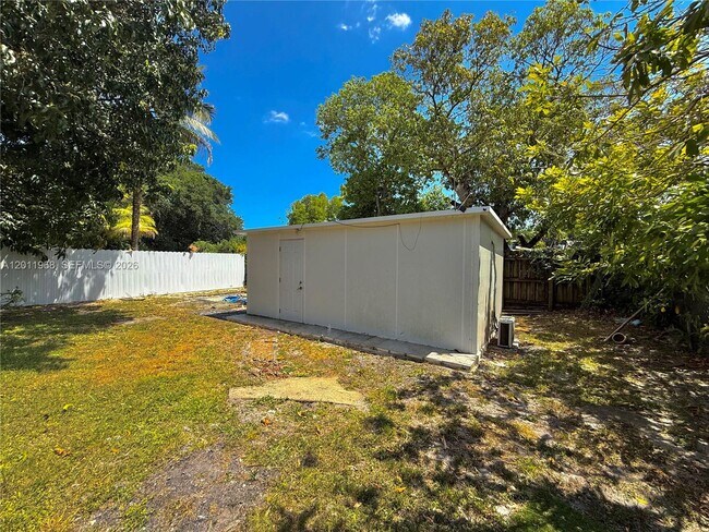 Building Photo - 950 NW 109th St Unit Rear