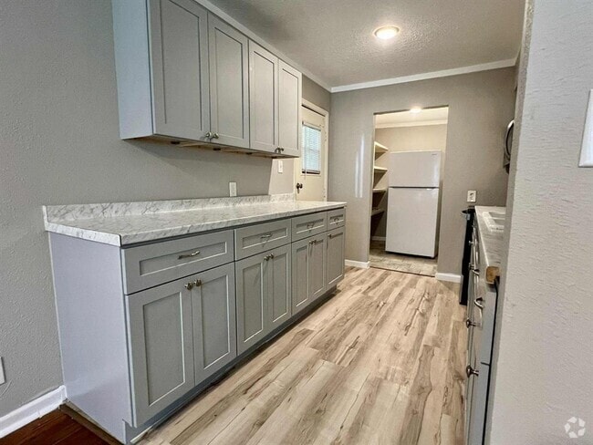 Building Photo - 9529 Chesterfield Dr Rental