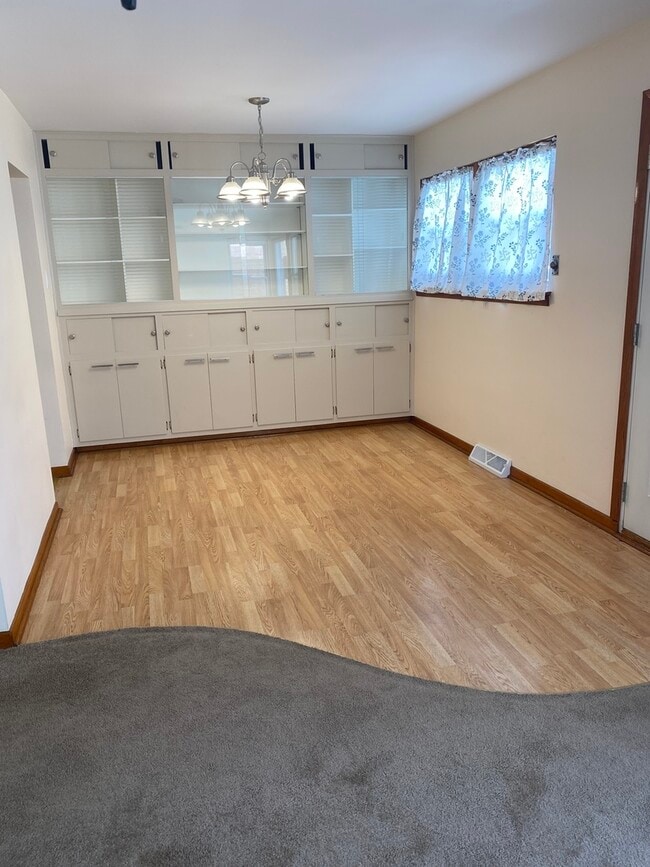 Photo - 4517 Cracow Ave