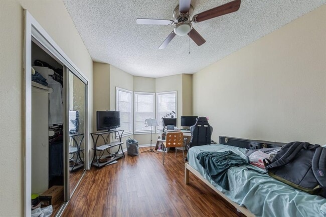 Photo - 915 W 23rd St