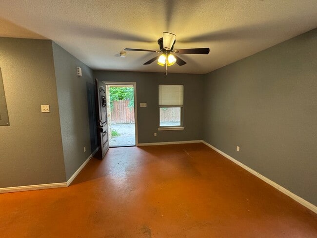 Photo - Lacy Lakeview Duplex