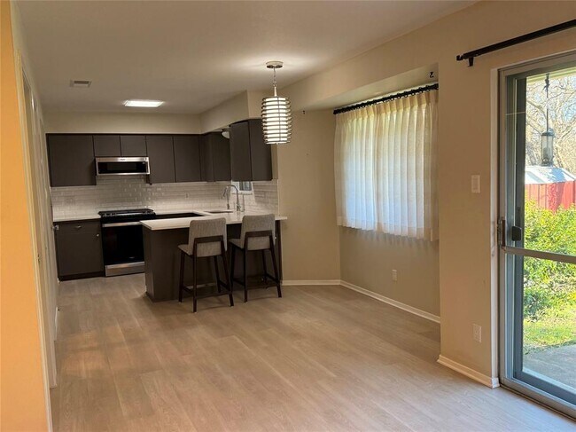 Photo - 1900 Edgeware Dr