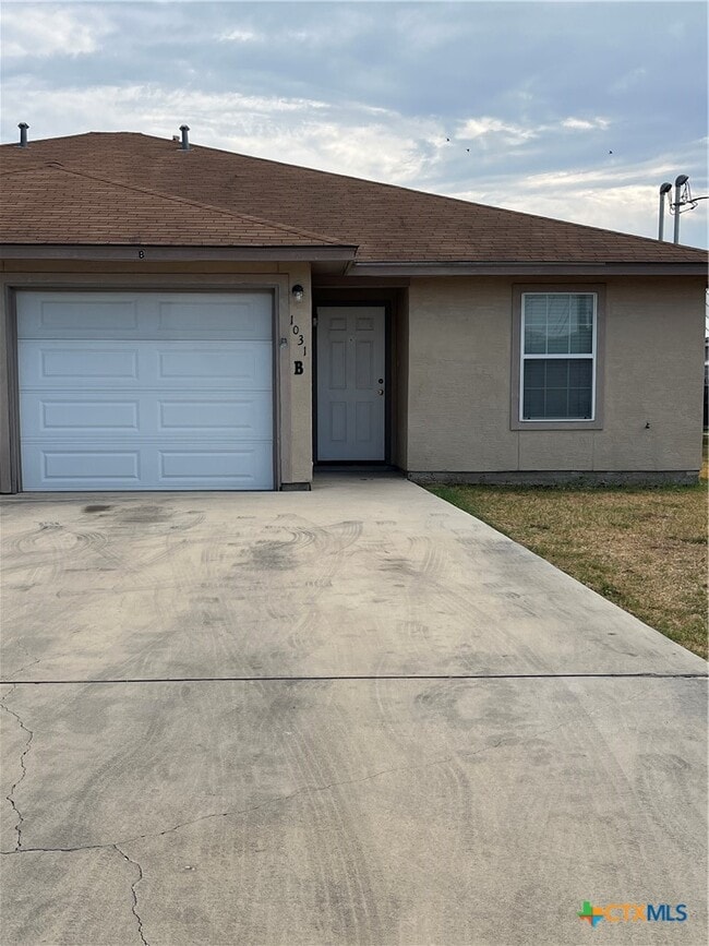 Building Photo - 1031 Helen Dr