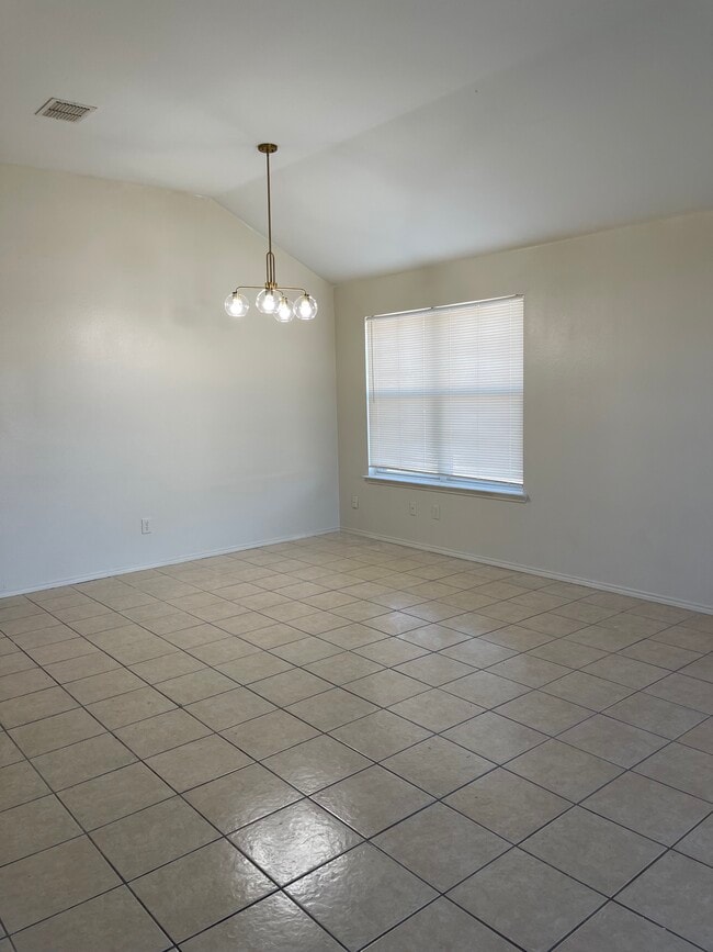 Photo - 800 Buttercup Ln