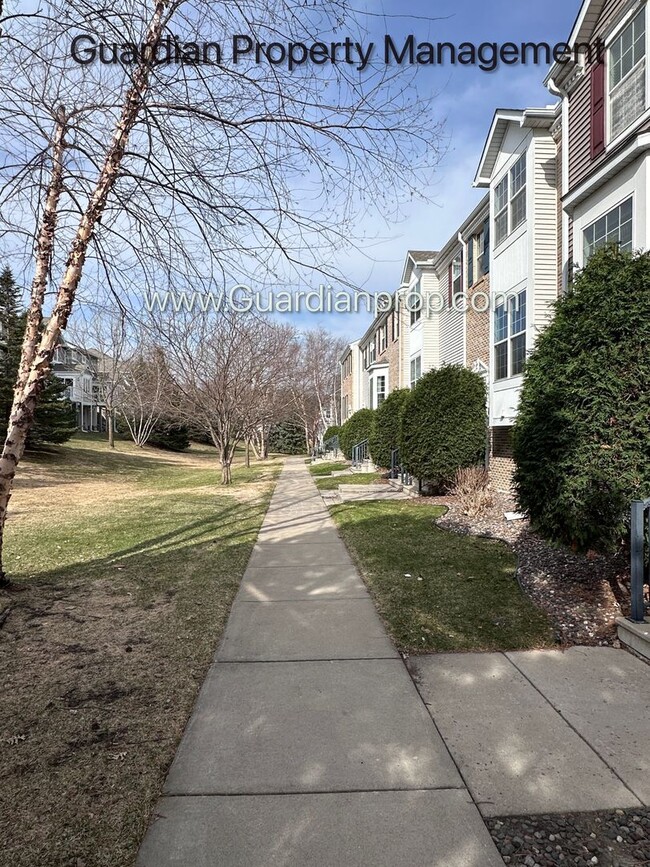 Building Photo - Spacious Eden Prairie Town Home, 2 Car Garage, Primary, 4 Baths, Fireplace