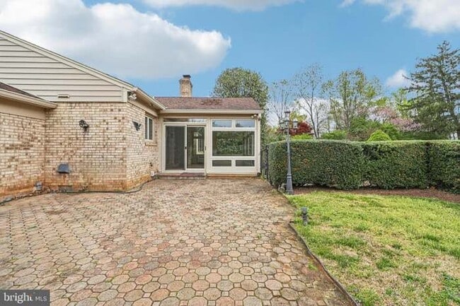 Building Photo - 16505 Henry Dr