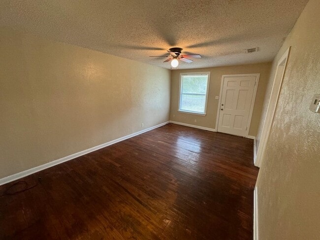 Photo - 435 Larry Dr