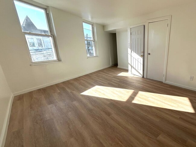 Photo - 681 Rhinelander Ave