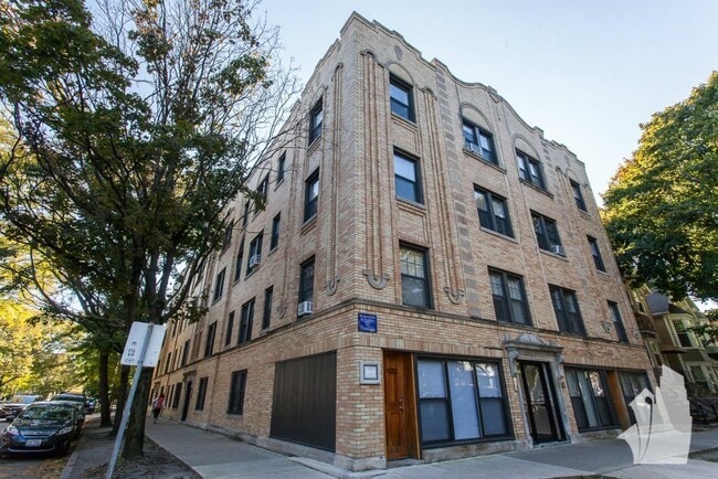 Building Photo - 1105 W Wellington Ave Unit G