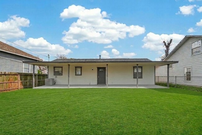 Building Photo - 7927 Brays St