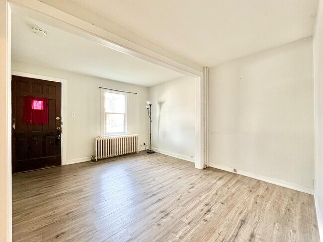 Photo - 6 Chestnut St E