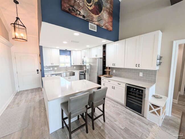 Building Photo - 14100 River Rd Unit 323B