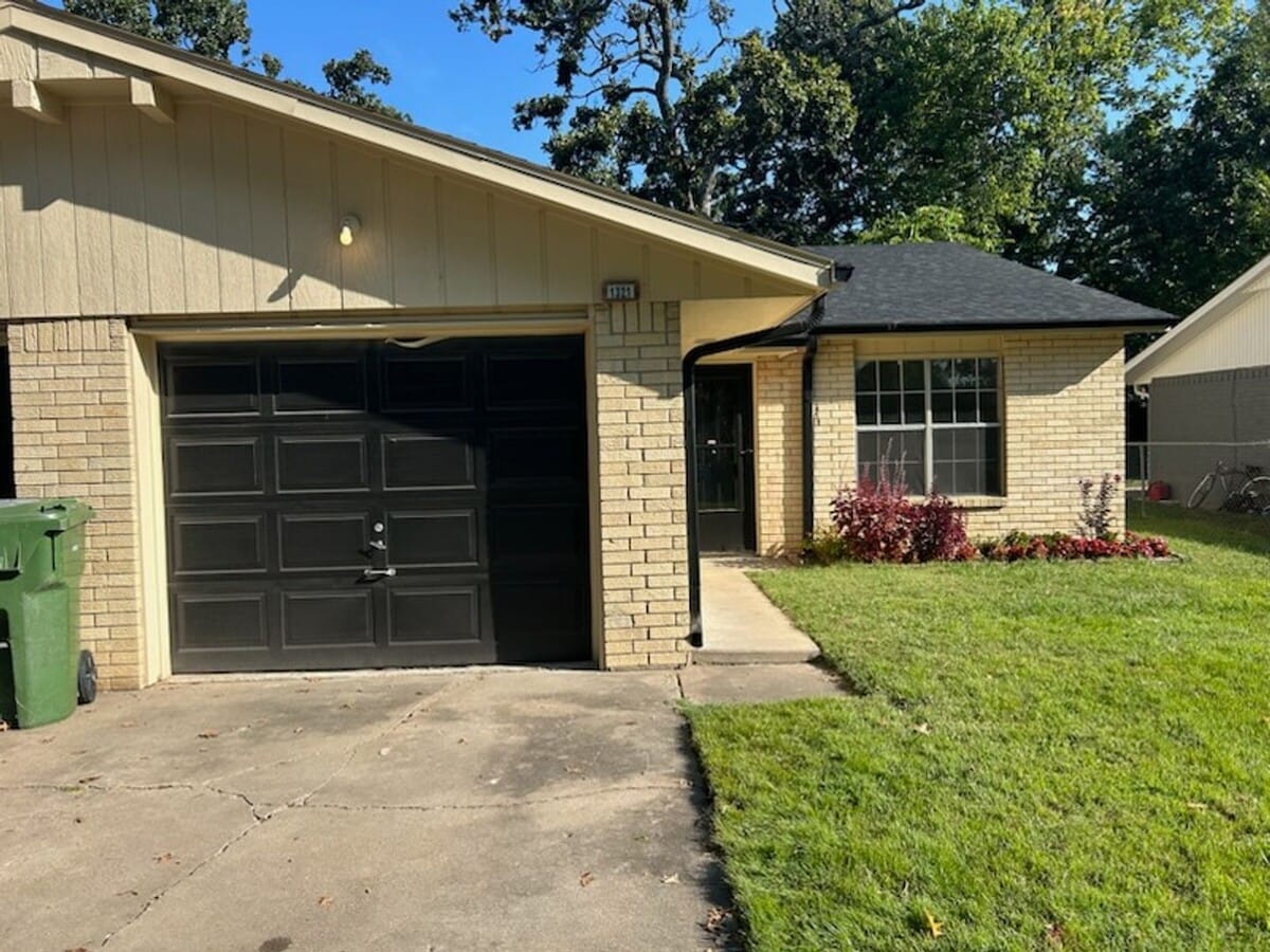 Charming 2 Bedroom Duplex with Garage & Fe... - Charming 2 Bedroom Duplex with Garage & Fe... House