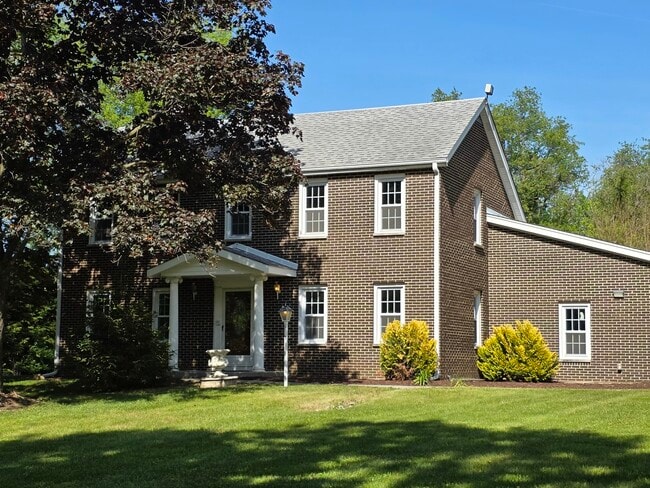 Building Photo - 87 W Surrey Ln